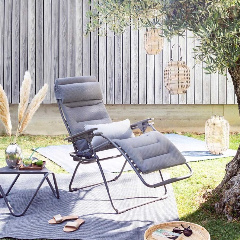 Zahradní křeslo Lafuma FUTURA Silver na dřevěné terase u chalupy.