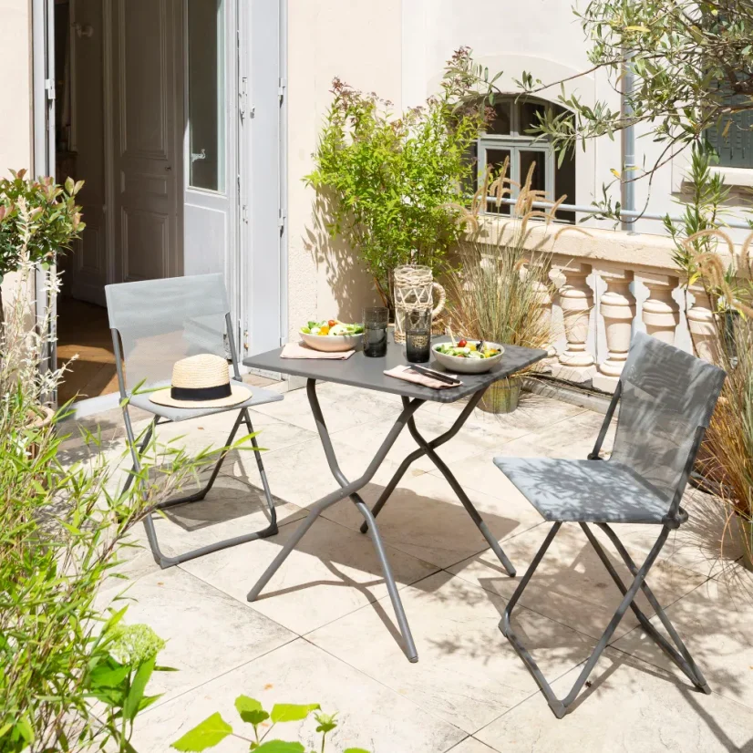 Sada BALCONY II – skládací stůl 64×70 cm + 2 ultra kompaktní židle | ColorBlock šedá Terre
