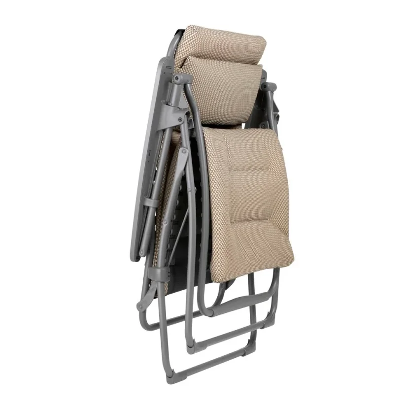 Skládací relaxační křeslo Lafuma FUTURA BeComfort hnědá Moka, složené pro snadné skladování.