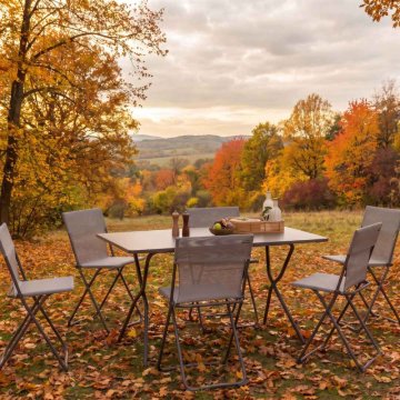 Stoly a židle pro glamping