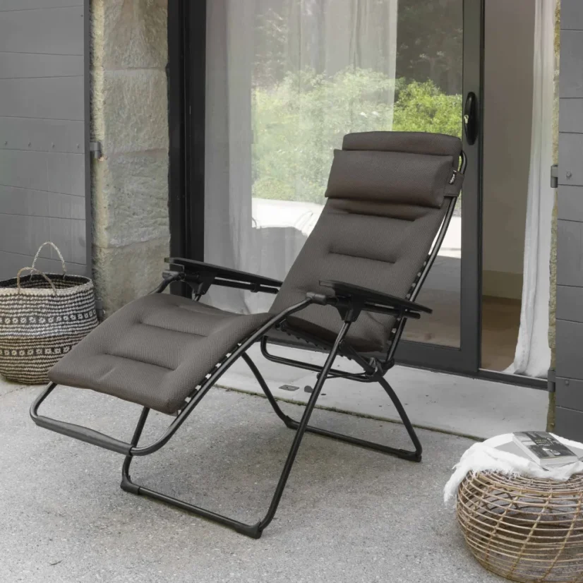 Relaxační křeslo Lafuma FUTURA AirComfort hnědá Taupe na terase u domu