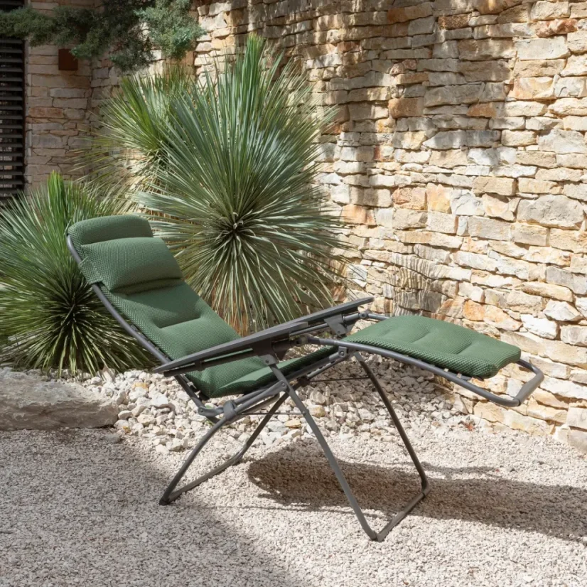 Relaxační křeslo Lafuma FUTURA BeComfort zelená Olive na venkovní terase.