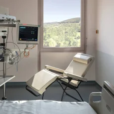 Zdravotní křeslo Lafuma OXYGÈNE béžová Grege v nemocnici.