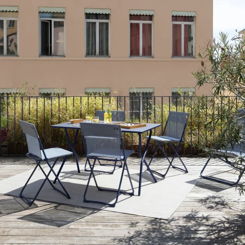 Sada BALCONY II – skládací stůl 120×70 cm + 4 ultra kompaktní židle | ColorBlock modrá Indigo
