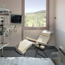Zdravotní křeslo Lafuma OXYGÈNE béžová Grege v nemocnici.