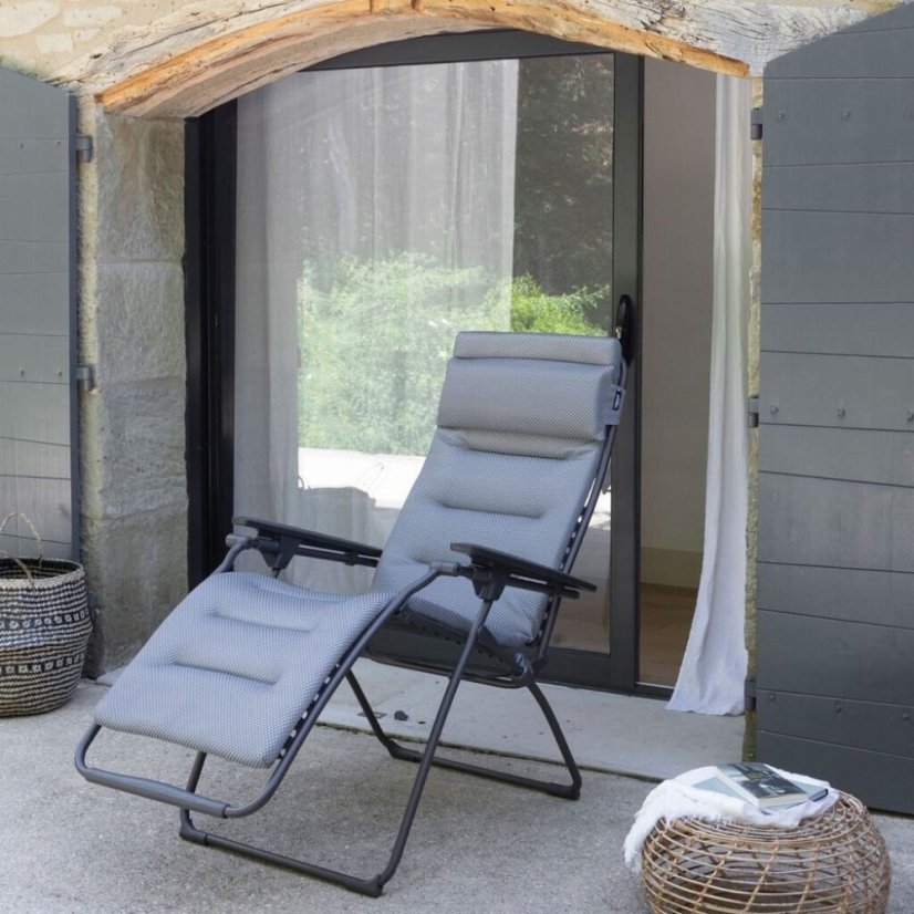 Relaxační křeslo Lafuma FUTURA Silver na venkovní terase s výhledem.