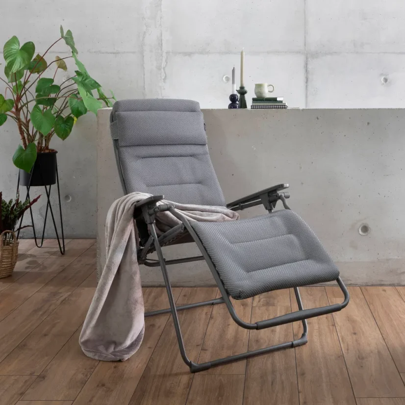 TV polohovací křeslo Lafuma FUTURA BeComfort šedá Silver v moderním obývacím pokoji.