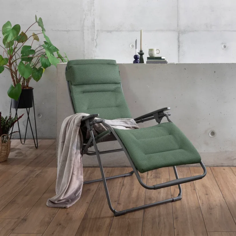 TV křeslo Lafuma FUTURA BeComfort zelená Olive v obývacím pokoji.