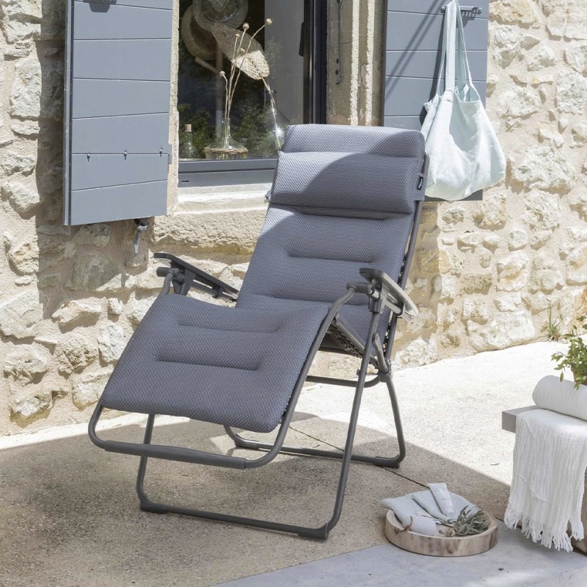 Polstrované zahradní křeslo Lafuma FUTURA Silver u venkovské chalupy v přírodě.