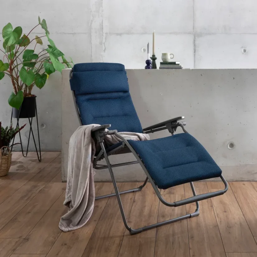 Polohovací TV křeslo Lafuma FUTURA BeComfort modrá Bleu Encre v obývacím pokoji.