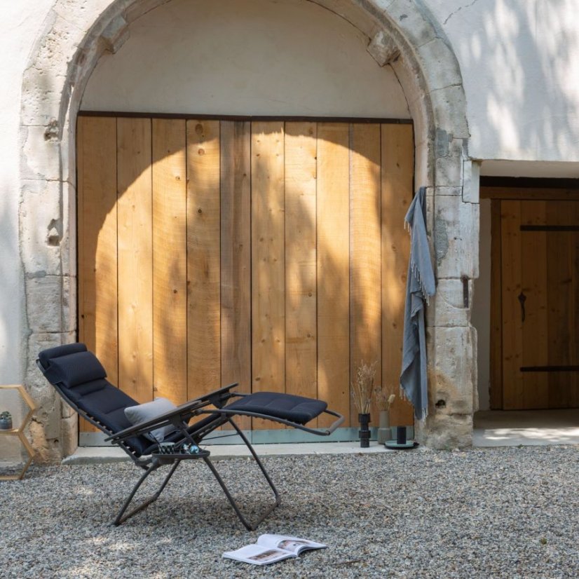 Relaxační křeslo Lafuma FUTURA BeComfort Dark Grey na dvoře.