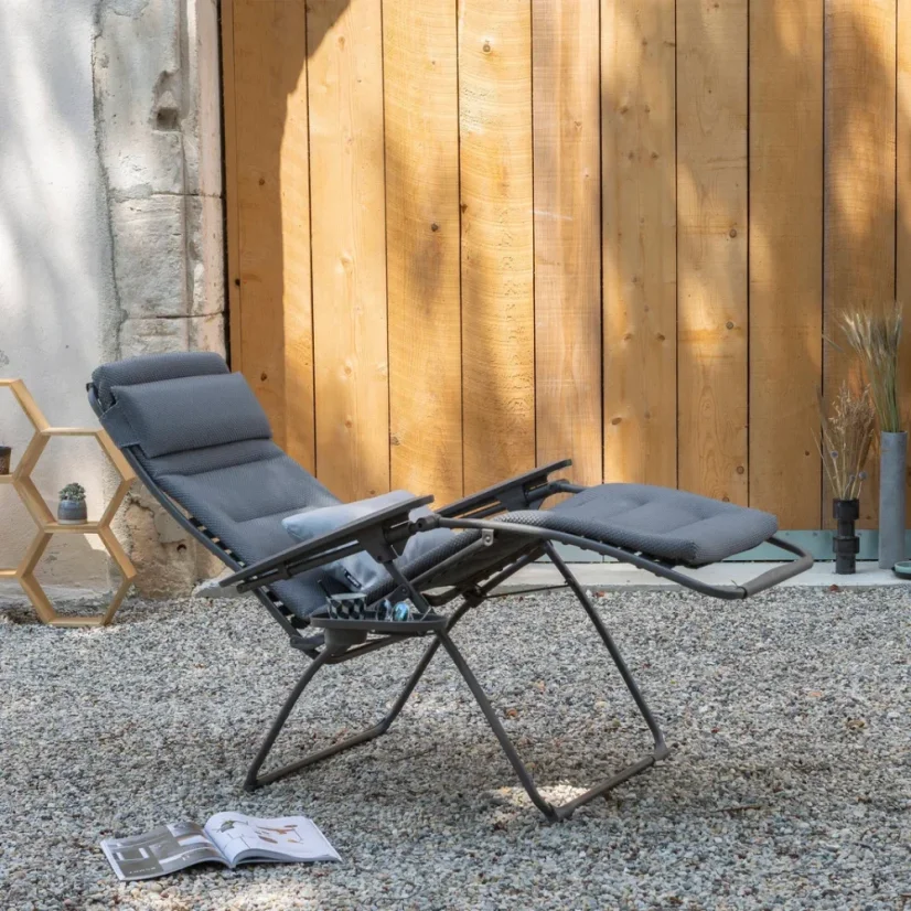 Polstrované křeslo Lafuma FUTURA BeComfort Silver na chalupě.