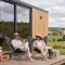 Jak vybrat nábytek pro glamping: stan, chata i mobilní domek
