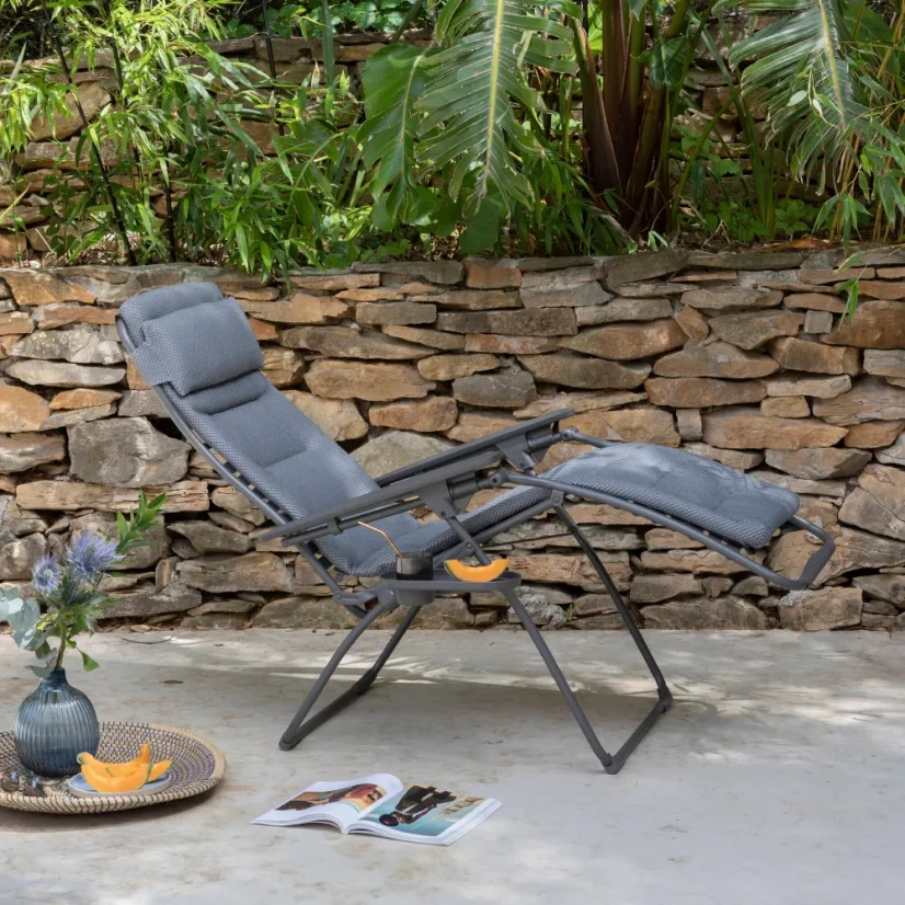 Zahradní relaxační křeslo Lafuma FUTURA Silver na kamenné venkovní terase.
