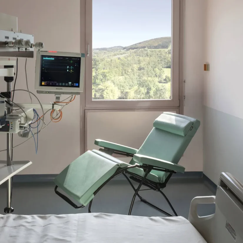 Lafuma OXYGÈNE zelená Eukalyptová zdravotnícka stolička v nemocnici.