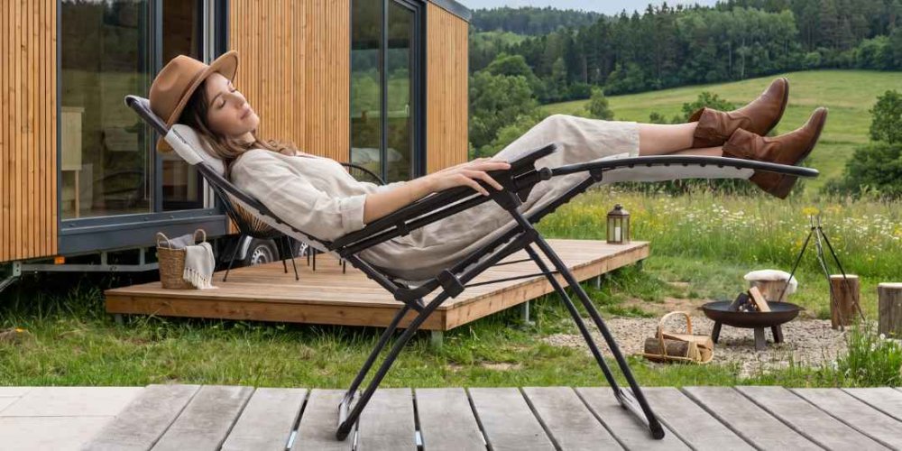 Relaxační křeslo zero gravity v glampingu