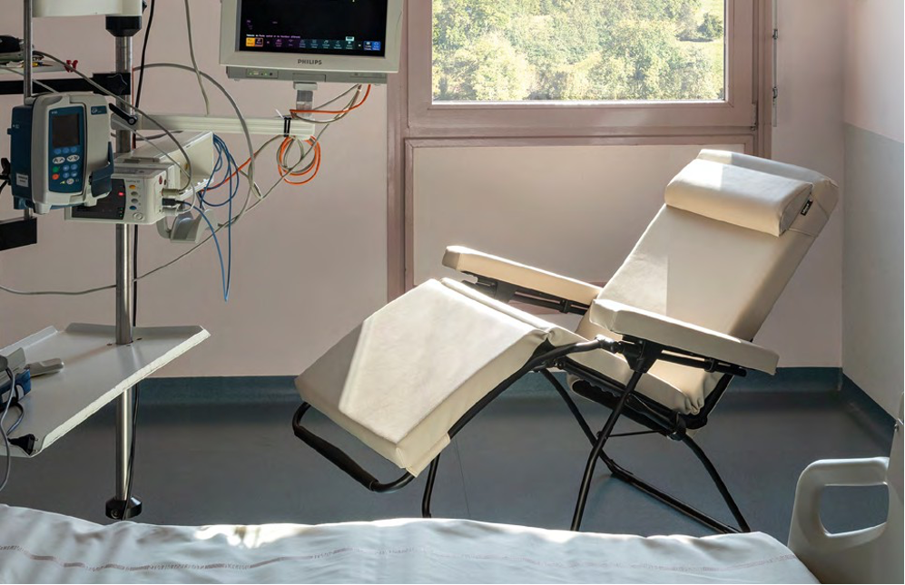 Zdravotnická křeslo OXYGENE v nemocnici s ergonomickým designem