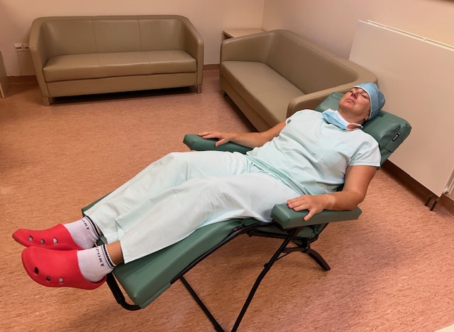 Profesionální relaxační křeslo používané pro regeneraci personálu v nemocnici po operacích