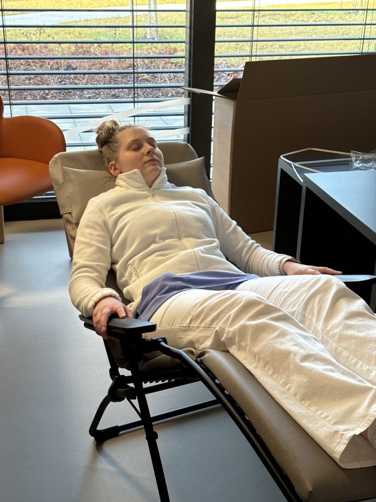 Profi relaxační křeslo Vital používané personálem hospice pro zotavení